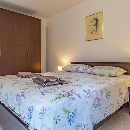 Cozy Apartment In Pula With Kitchen Екстериор снимка